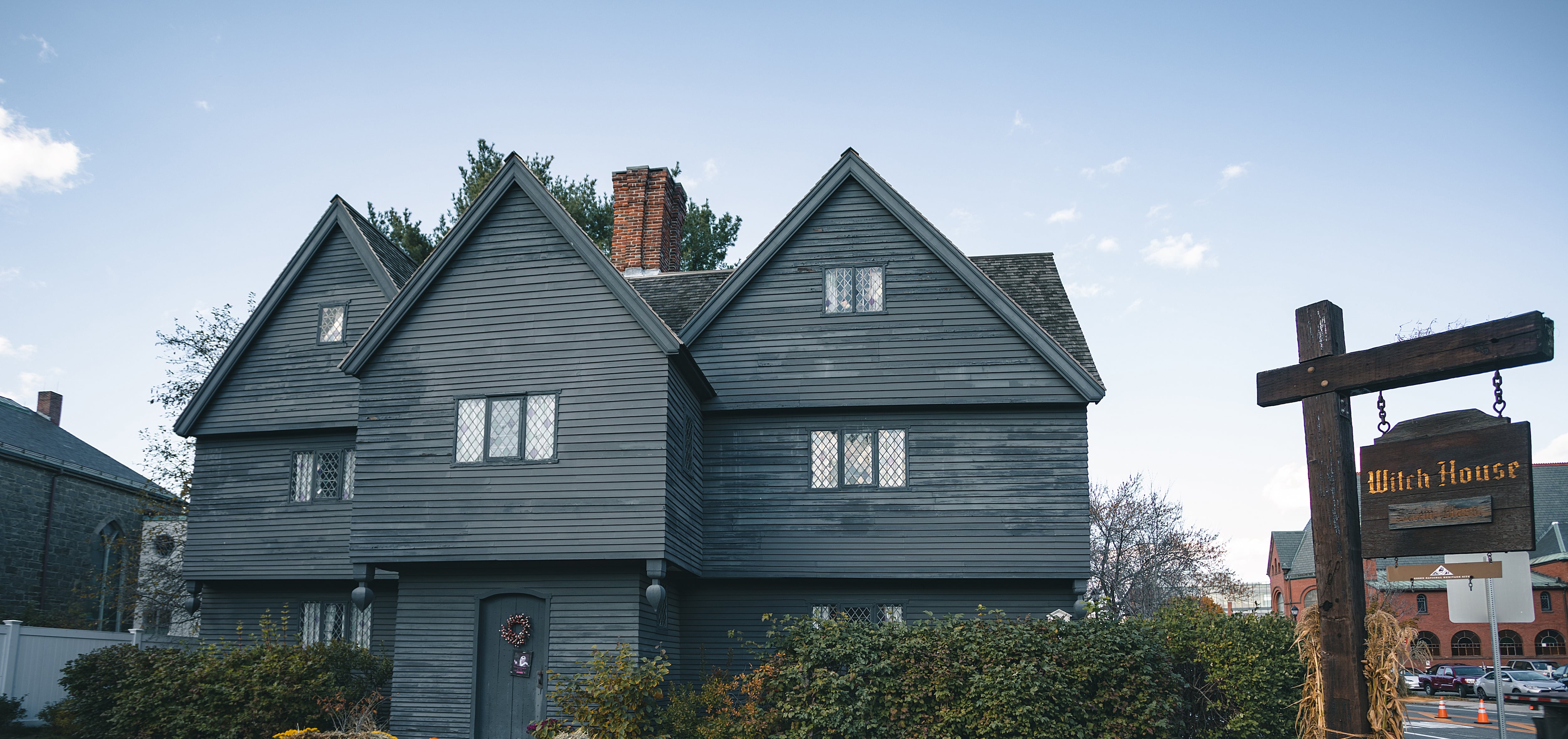 El pasado jueves 7 de marzo, un día después que Liga Deportiva Alajuelense perdiera 4-0 con el New England Revolution por la Concacaf, y antes de irnos al aeropuerto para pasar de Boston a Nueva York, nos la jugamos y ayudados por un tico que vive en Boston, don Eduardo Araya, nos fuimos para Salem, la ciudad más embrujada de todo Estados Unidos y una de las más embrujadas del mundo. En la foto, La casa de la bruja de Salem, en Salem, Massachusetts, es una de la pocas estructuras que quedan con vínculos directos con los juicios de brujería de Salem de 1692.