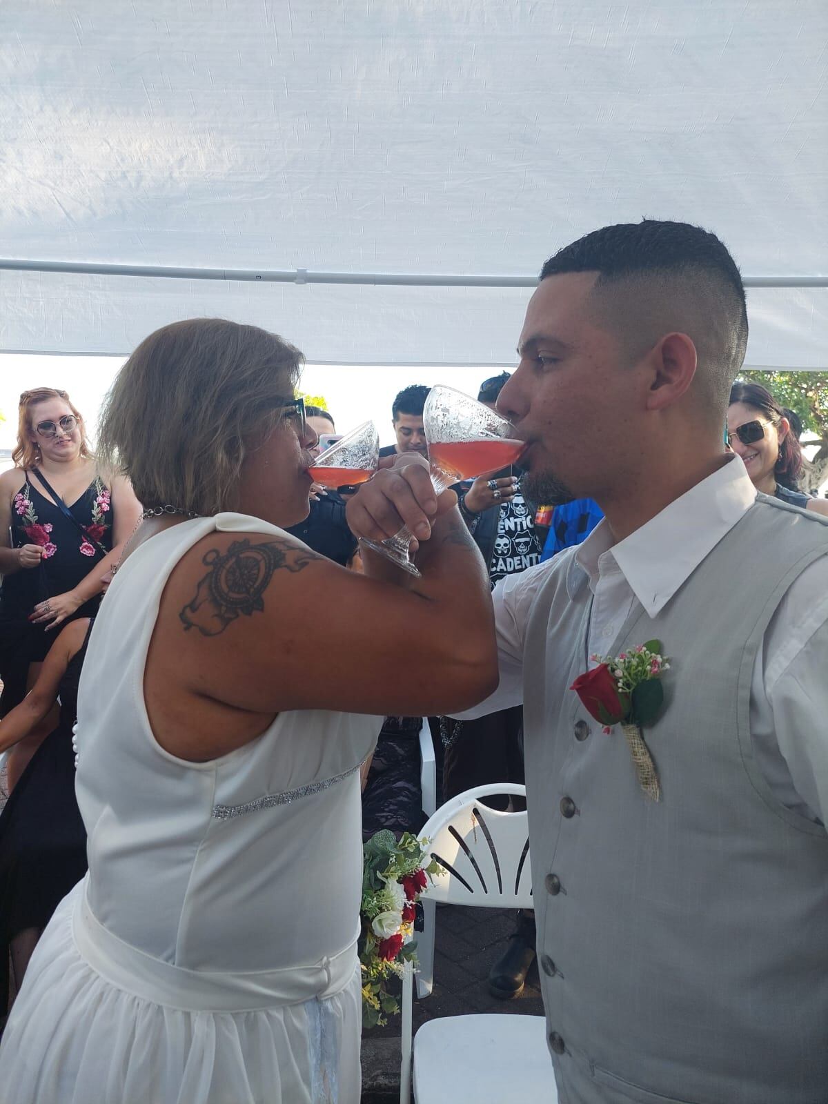 Cincy Rojas Araya y Alejandro Rojas Alfaro, es la pareja de ahora esposos que el pasado sábado 25 de febrero, a las 4 de la tarde se dieron el “sí, acepto”, entre sus familiares, padrinos y miles de motoqueros de todo el país y otros lugares de Centroamérica y hasta México