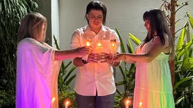 Brujas aprovecharon la luna roja para rituales de amor, fortuna y liberación de ataduras