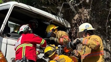 Susto en Cartago: camión con gas choca contra paredón y deja dos personas heridas