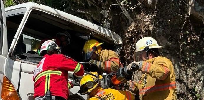 Socorristas liberaron a un paciente que quedó prensado dentro del camión.