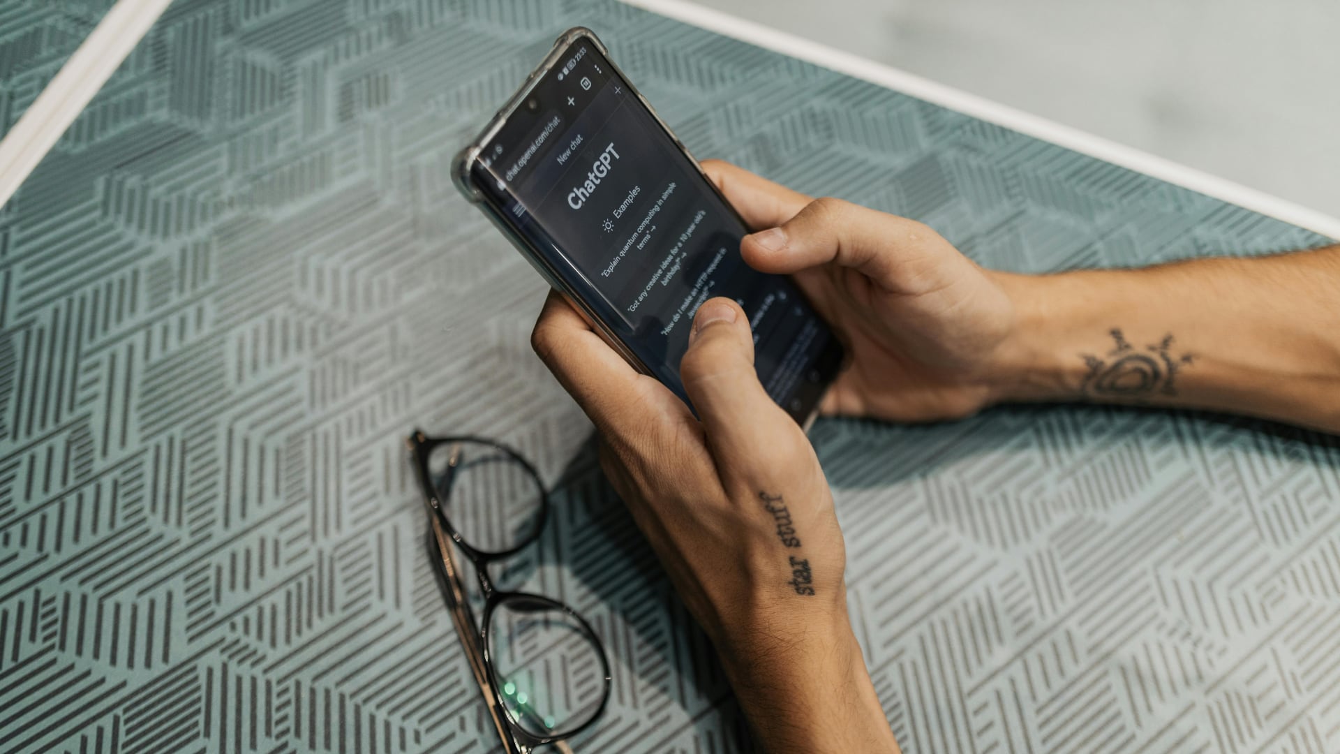 En 2025, modelos como GPT-5 y Grok compiten por liderar la inteligencia artificial. Su éxito depende del entrenamiento, el contexto y el tipo de uso.