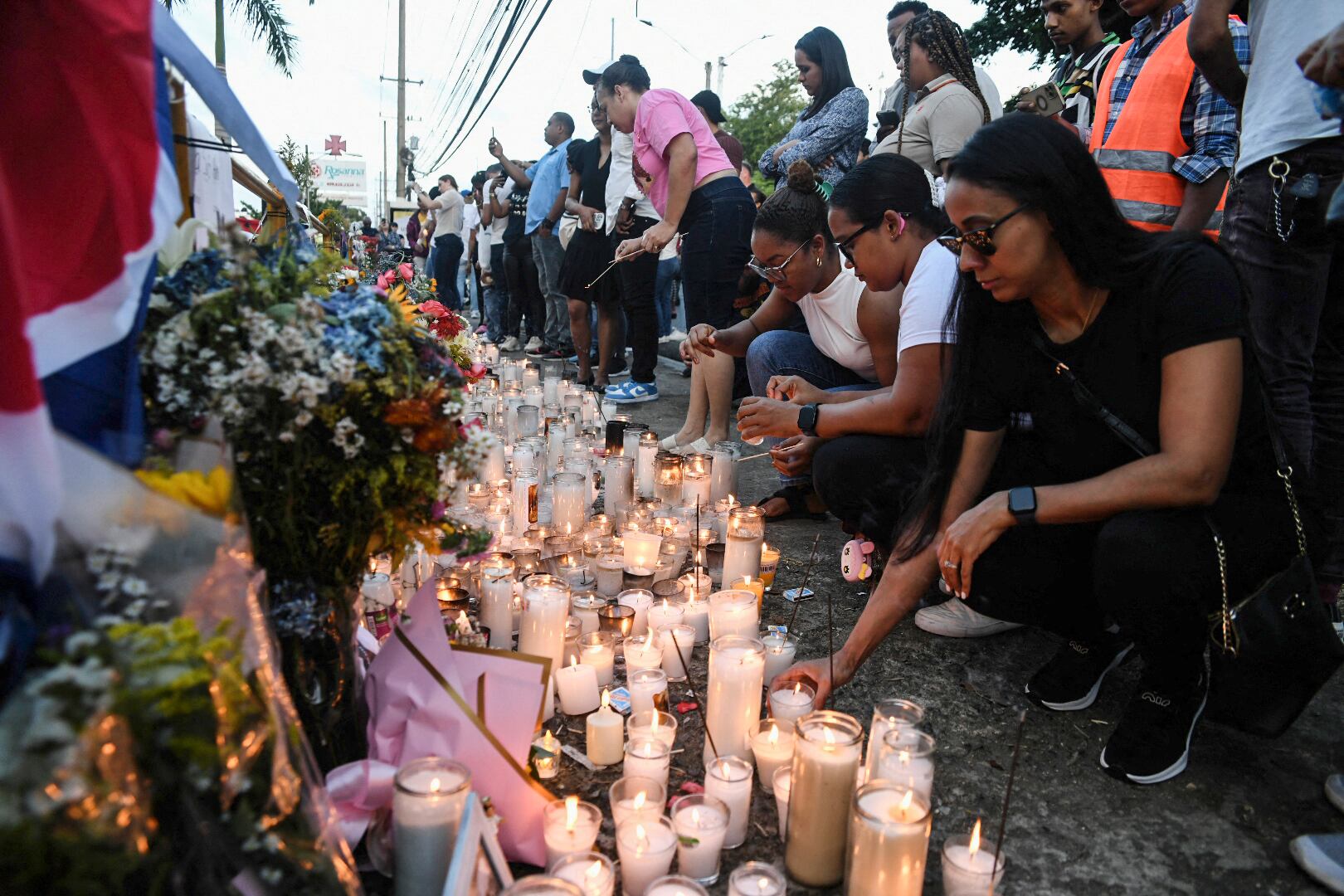 Los vecinos de Haina ponen velas y flores para rendir homenaje a las víctimas de la discoteca Jet Set en República Dominicana.