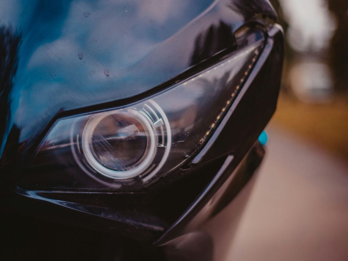 Los faros de tipo LED se han vuelto cada vez más populares y son una gran opción para la mayoría de condiciones de manejo. Foto: 2 Bro’s Media/Unsplash.