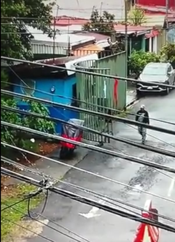 El sospechoso andaba con un suéter negro y llegó directo a la caseta del guarda