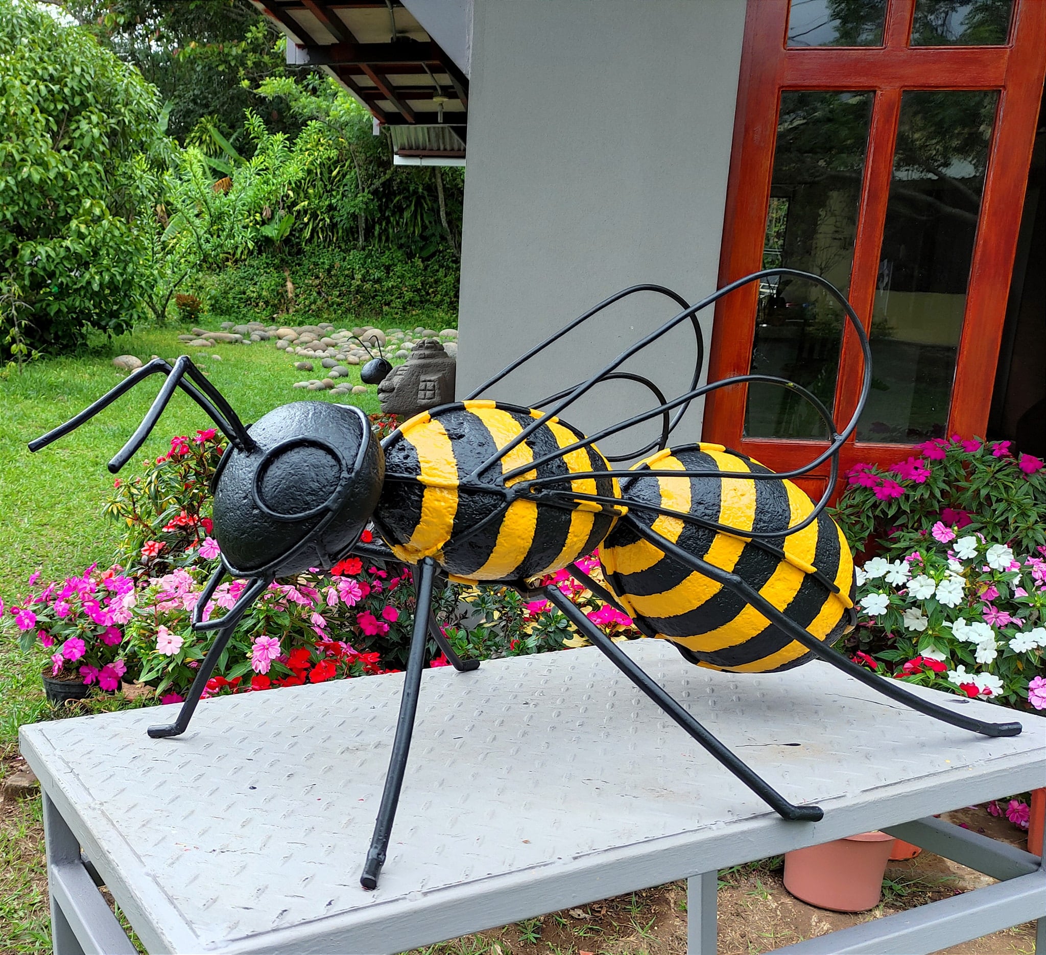 Lo que hace don Rodrigo Rodríguez Oconitrillo, vecino de Atenas, con piedras de río, pintura, hierro y soldadura es verdadero arte, el cual se lo han reconocido ticos y extranjeros