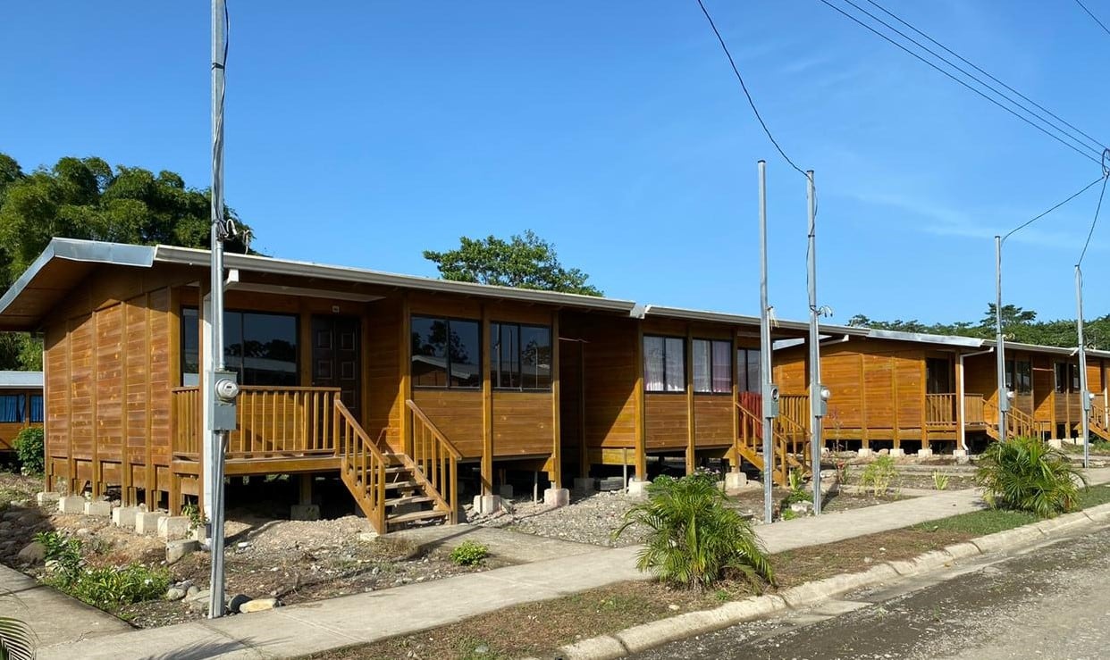 En el Valle de La Estrella en la provincia de Limón, el Banco Hipotecario de la Vivienda (BANHVI) financió la construcción de 86 viviendas construidas con un diseño innovador en madera y sobre pilotes, destinadas a familias en situación de extrema necesidad, adultos mayores, personas con discapacidad y mujeres jefas de hogar.