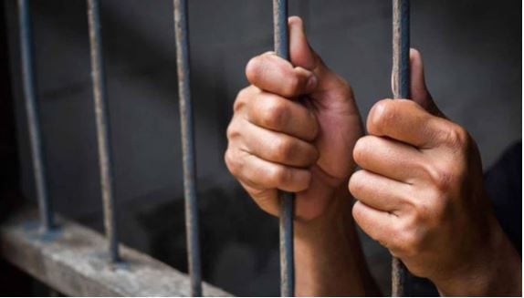 En la imagen, se ven unos brazos de una persona en la cárcel. Privados de libertad habrían recibido subsidios del gobierno de Costa Rica por error.