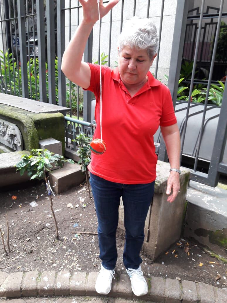 Teresa Madrigal, jugadora de yoyo en la infancia