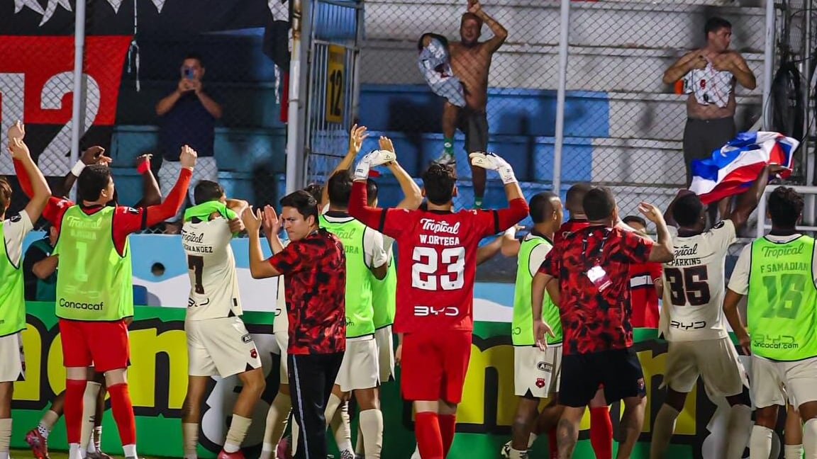 Con la victoria y la clasificación en mano, Washington Ortega y otros jugadores se fueron a celebrar con la afición de Liga Deportiva Alajuelense en el Estadio "Chelato" Uclés, en Honduras.