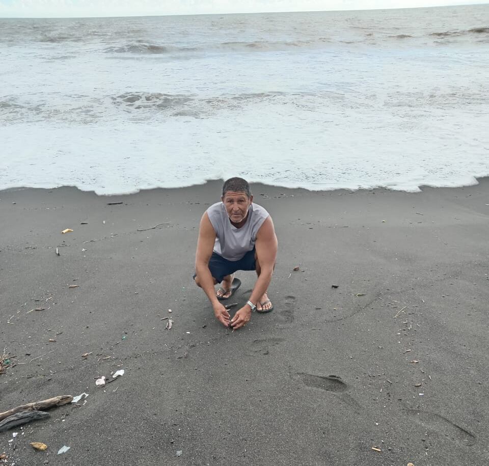 Marco Adanis Rojas se dedica a cuidar y rescatar nidos de huevos de tortugas para luego liberarlas.