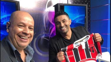 Periodista deportivo cayó de inocente en transmisión en vivo y ni las manos puso