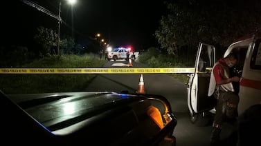 Motociclista muere arrollado por carro luego de que otro vehículo lo chocó por detrás