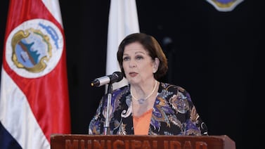 Pilar Cisneros compró un trípode para transmitir conferencias de prensa de Rodrigo Chaves