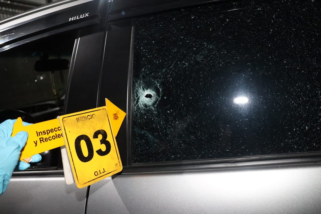 Los sospechosos casi son ejecutados dentro del carro que robaron.