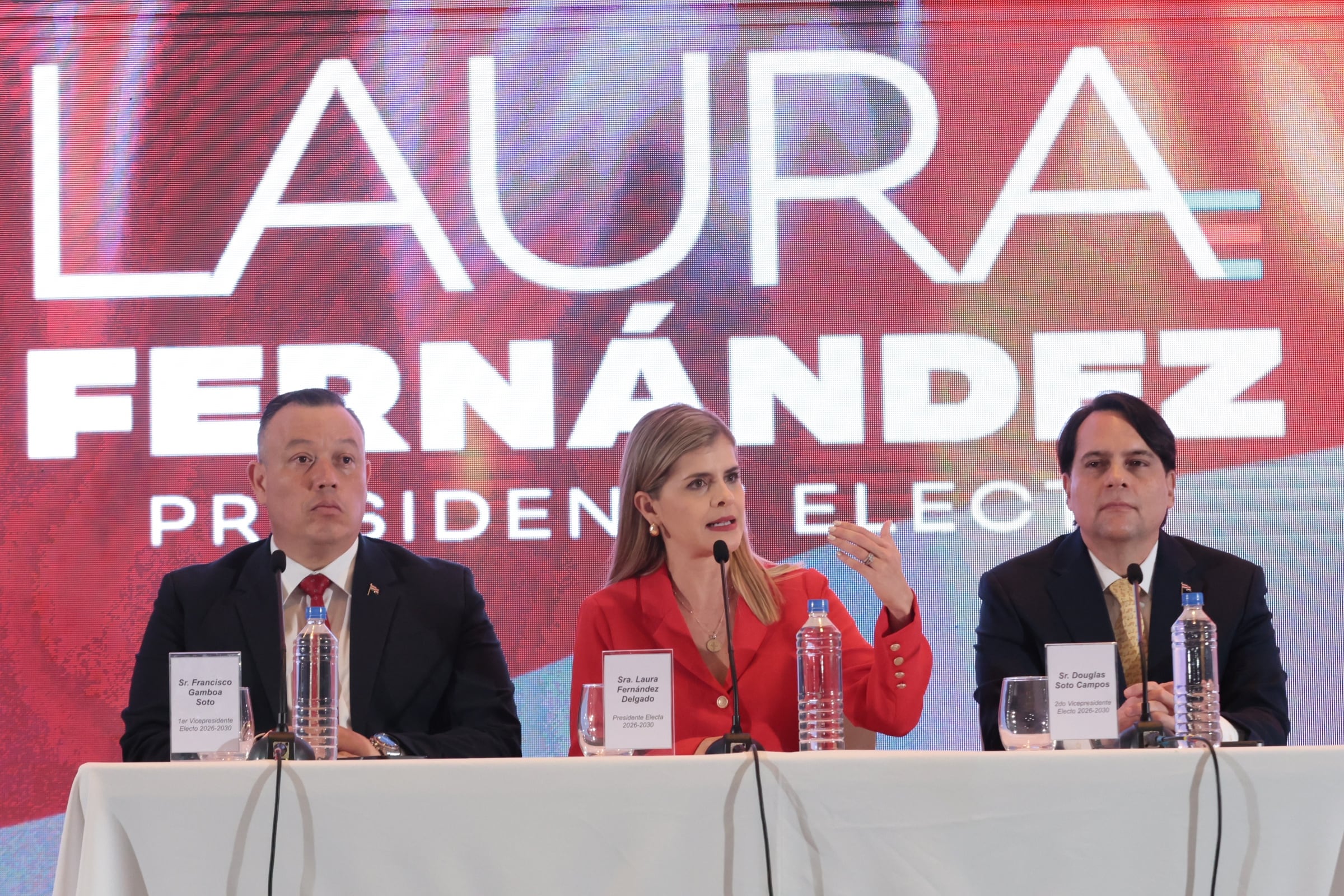 02/02/2026/ La presidente electa Laura Fernández brinda su primera conferencia de prensa junto a su esquivo de gobierno el vicepresidente electo Francisco Gamboa y el 2do vicepresidente electo Douglas Soto en el Holiday Inn AUROLA / Foto John Durán