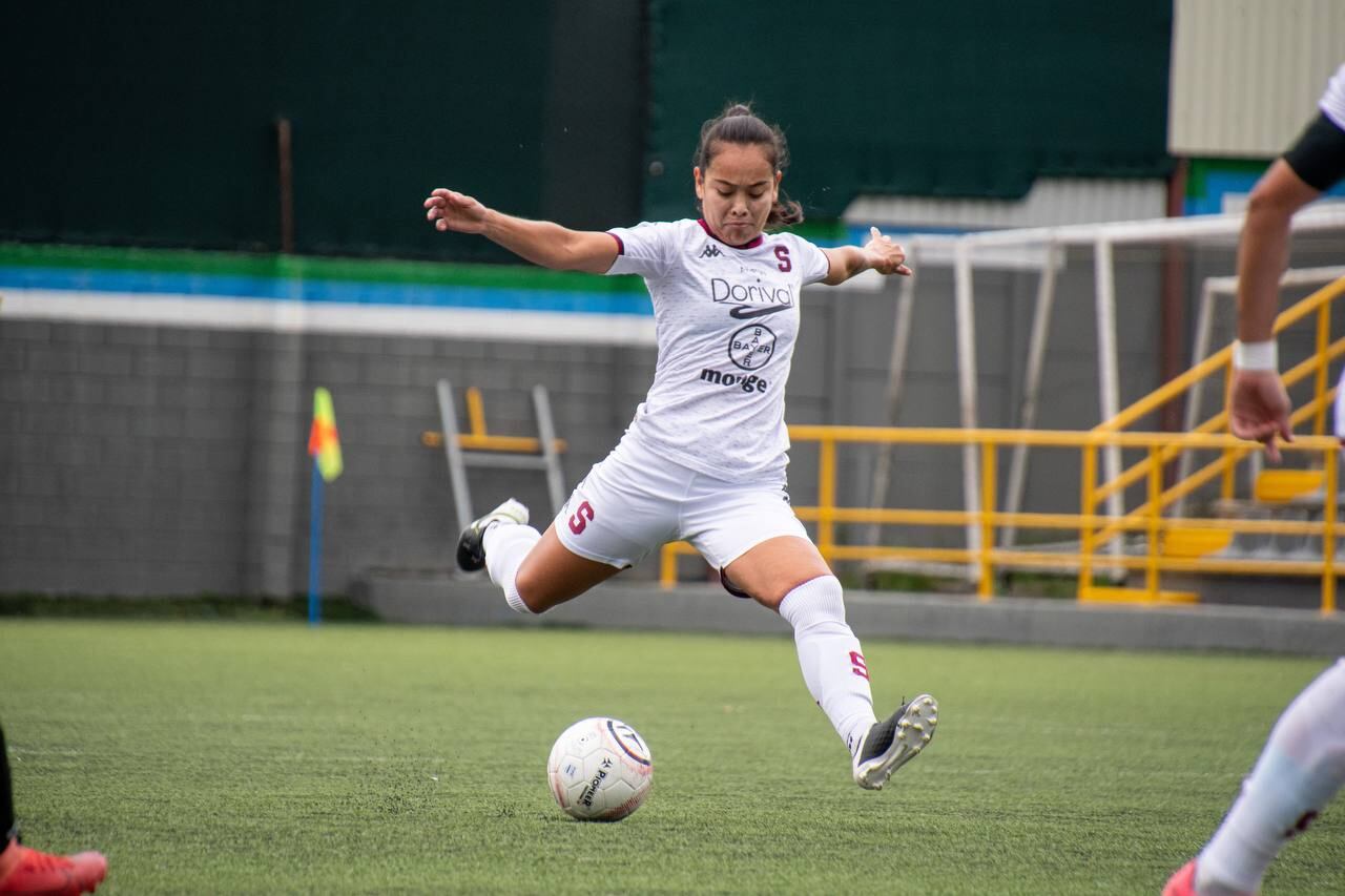 Sporting y Saprissa se enfrentaron a las 3 de la tarde en el estadio Ernesto Rhormoser de Pavas, el domingo 22 de agosto del 2021. Sofía Varela a los 45 +2, anotó el 1-0.