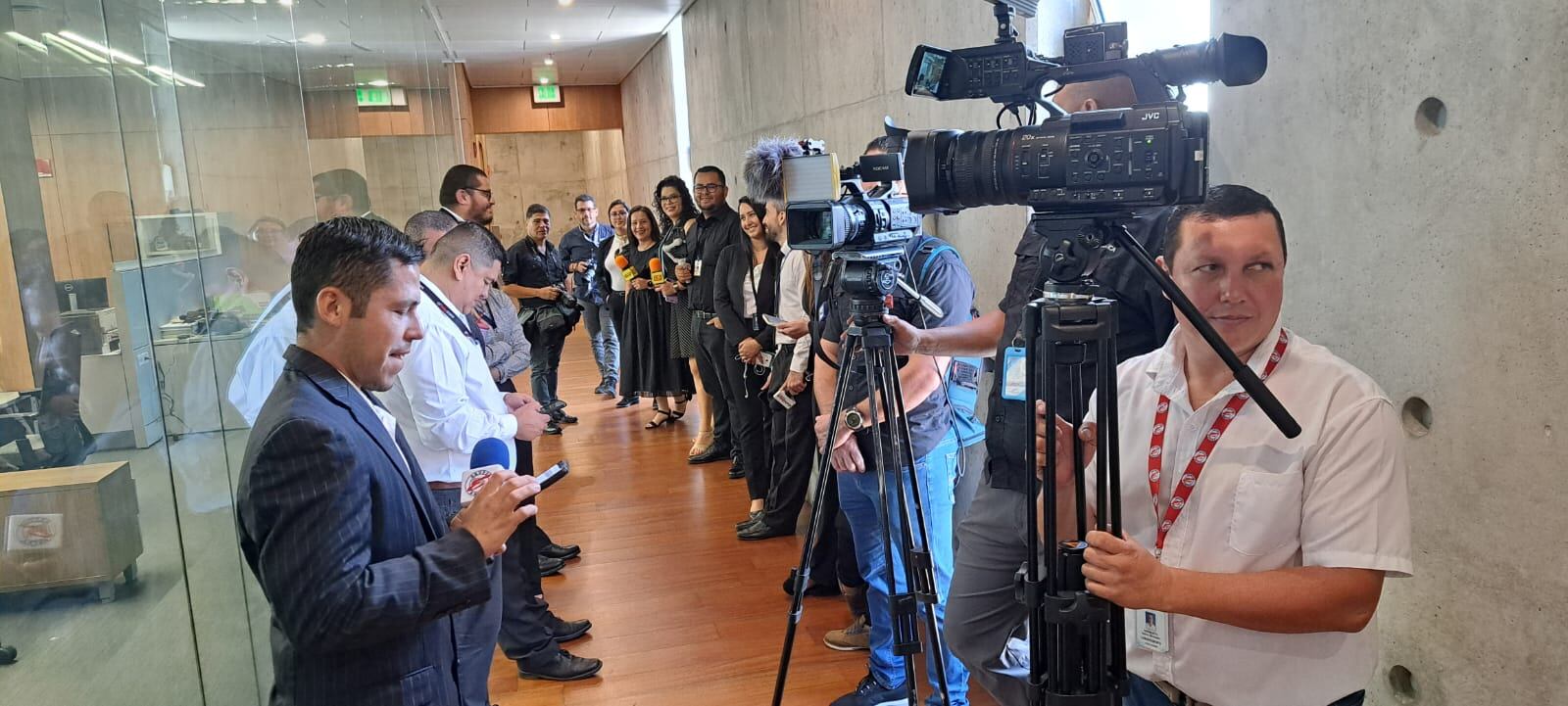 La prensa que cubre la Asamblea Legislativa mañaneó tempranito este 1 de mayo