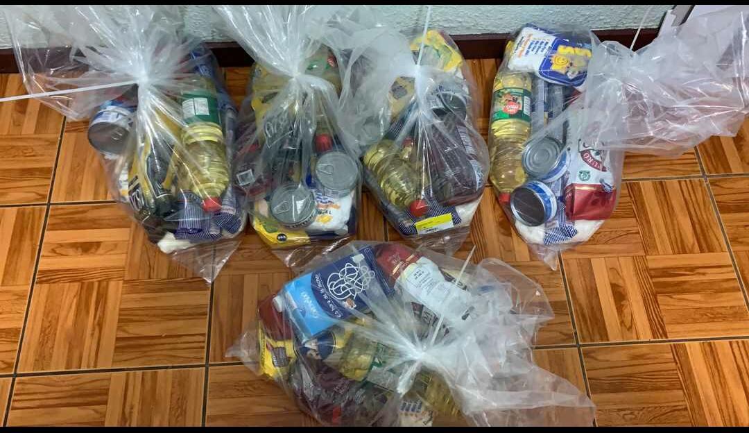 Andy Villegas, tarotista que ayuda a los demás con parte de su salario.