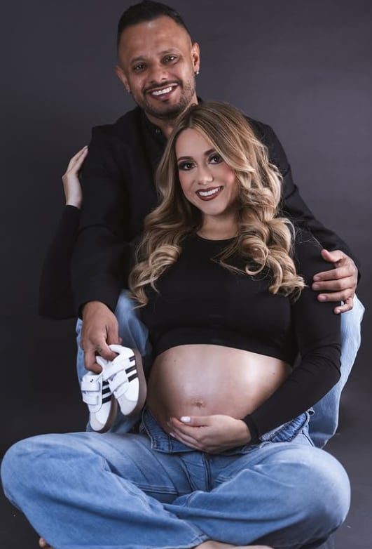 Allan Alemán y su pareja Melissa Murillo, a pocos días del nacimiento de su hijo Alessandro.