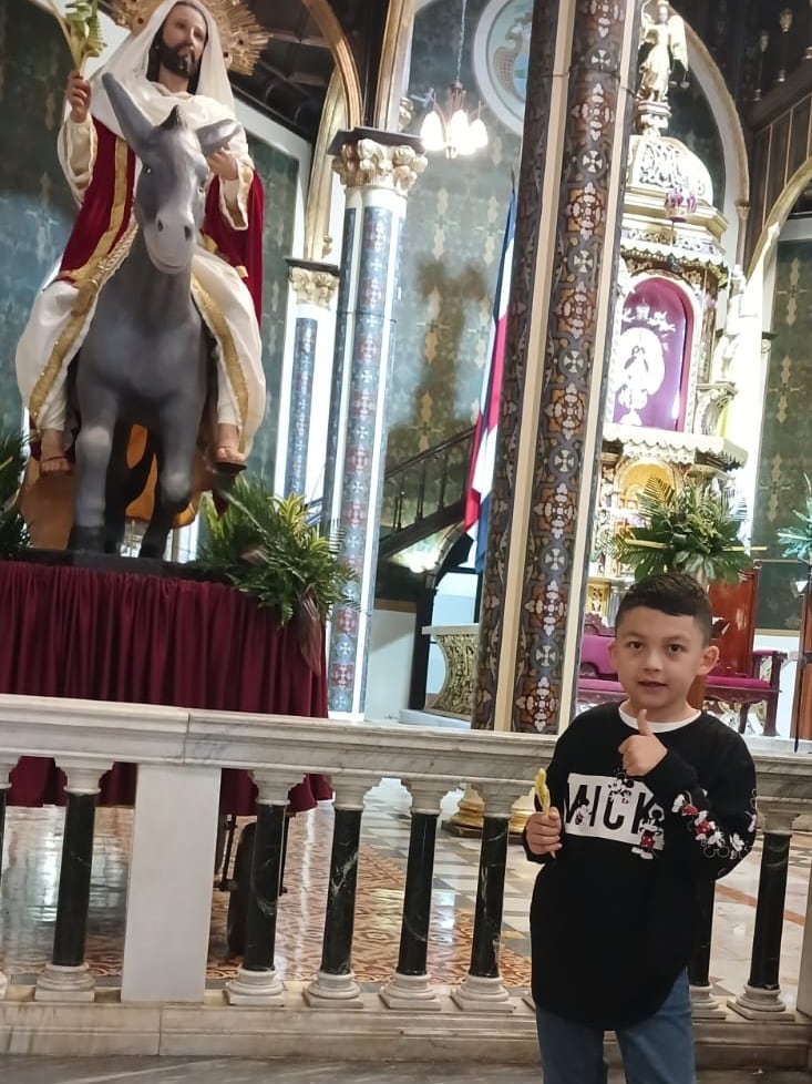 Mientras otros niños de su edad sueñan con ser futbolistas, policías o astronautas, Saúl Víquez Castillo, de apenas 7 añitos, sueña con cantarle toda la vida a la Negrita de los Ángeles.