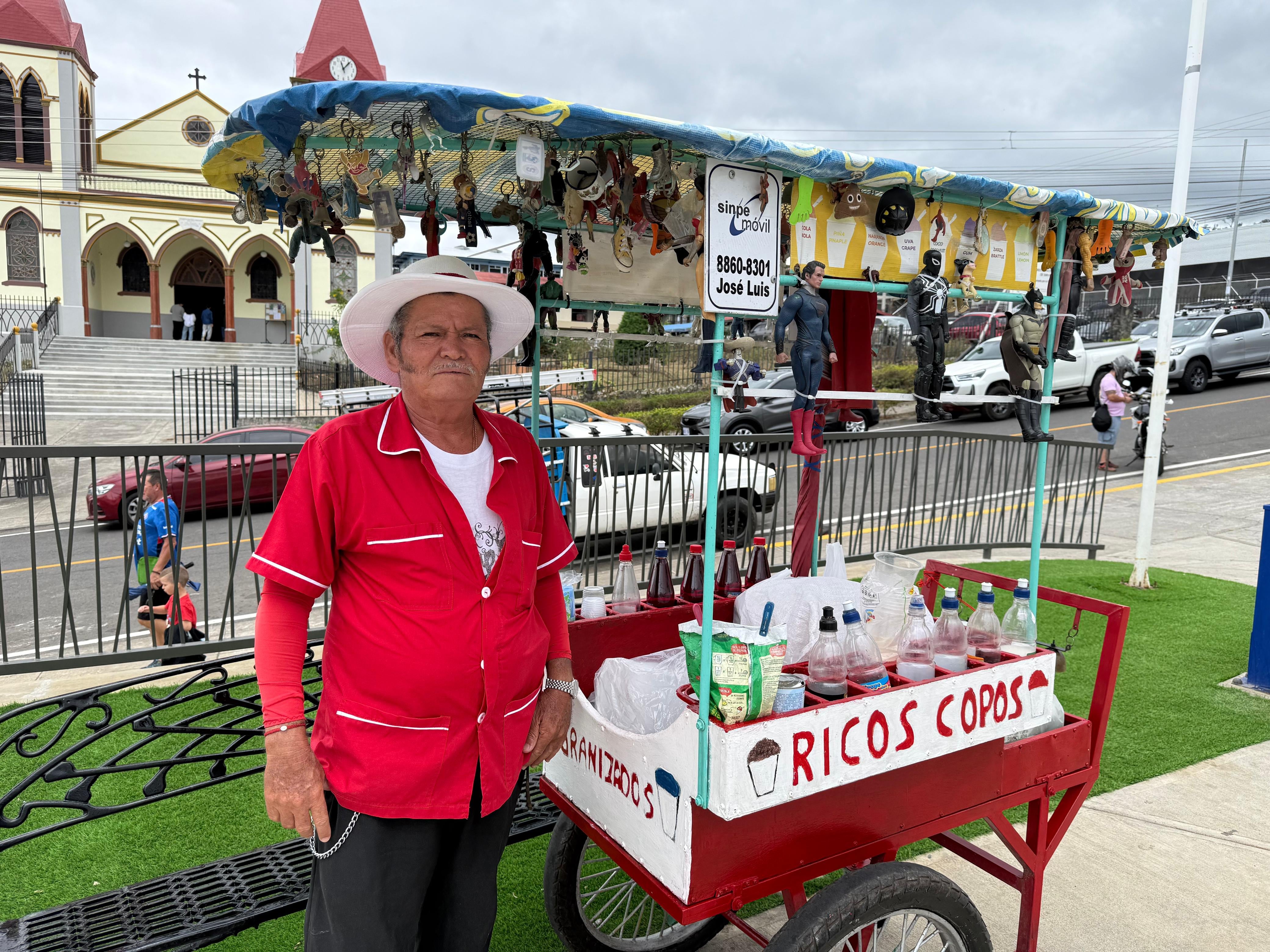 Don José Luis Umaña Chávez, un hombre de 65 años de edad, es el copero de oro de San Antonio de Escazú que tiene 49 años endulzando la vida con trabajo y puro corazón