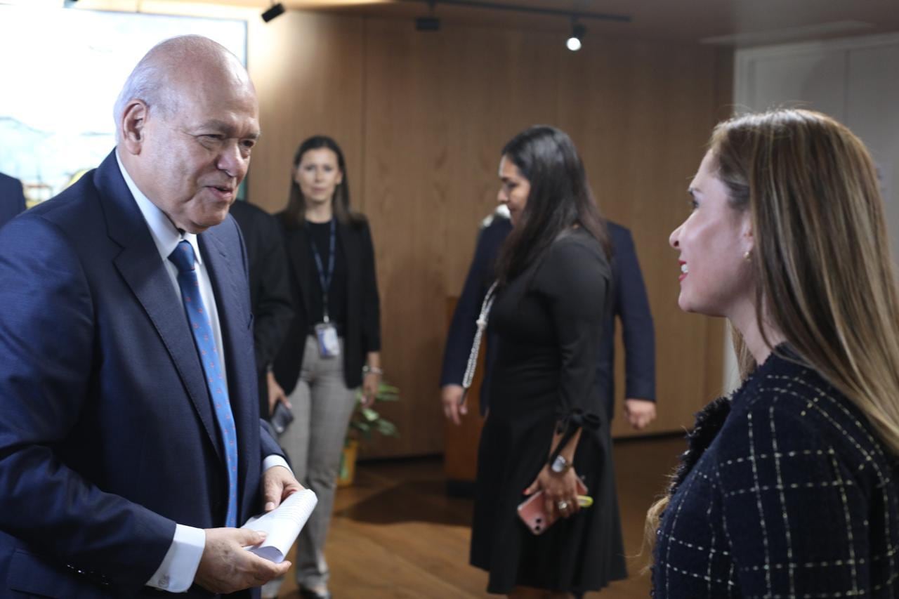 reunión de yara jiménez y orlando aguirre