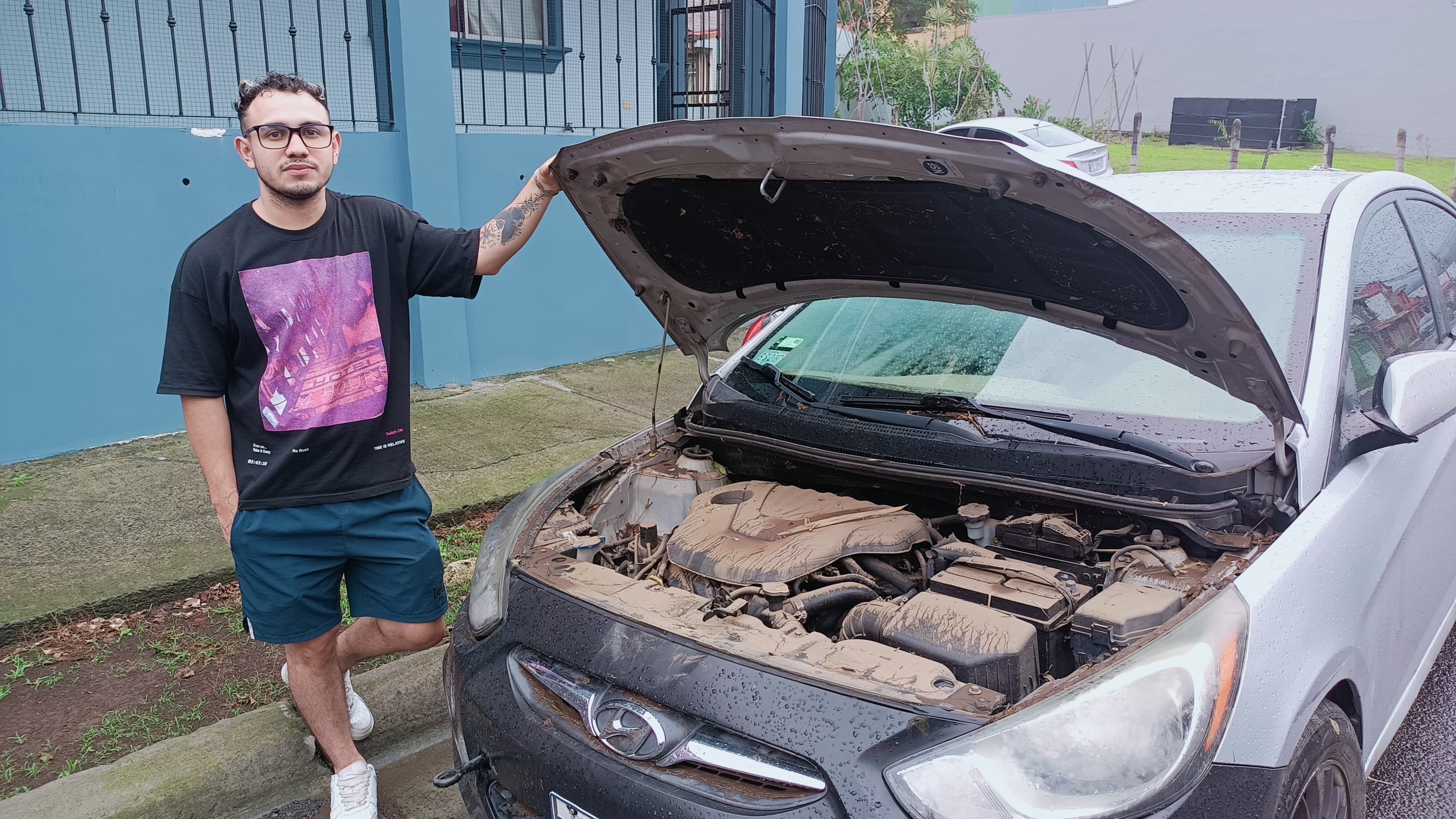 Anthony junto a su carro, el cual quedó muy dañado por la inundación. Foto cortesía para La Teja.