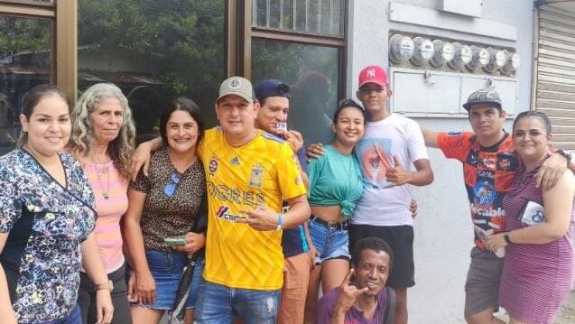 Johnny Vásquez (de amarillo) y su esposa Wendy lograron conseguir entradas para el juego Puntarenas - Saprissa. Cortesía.