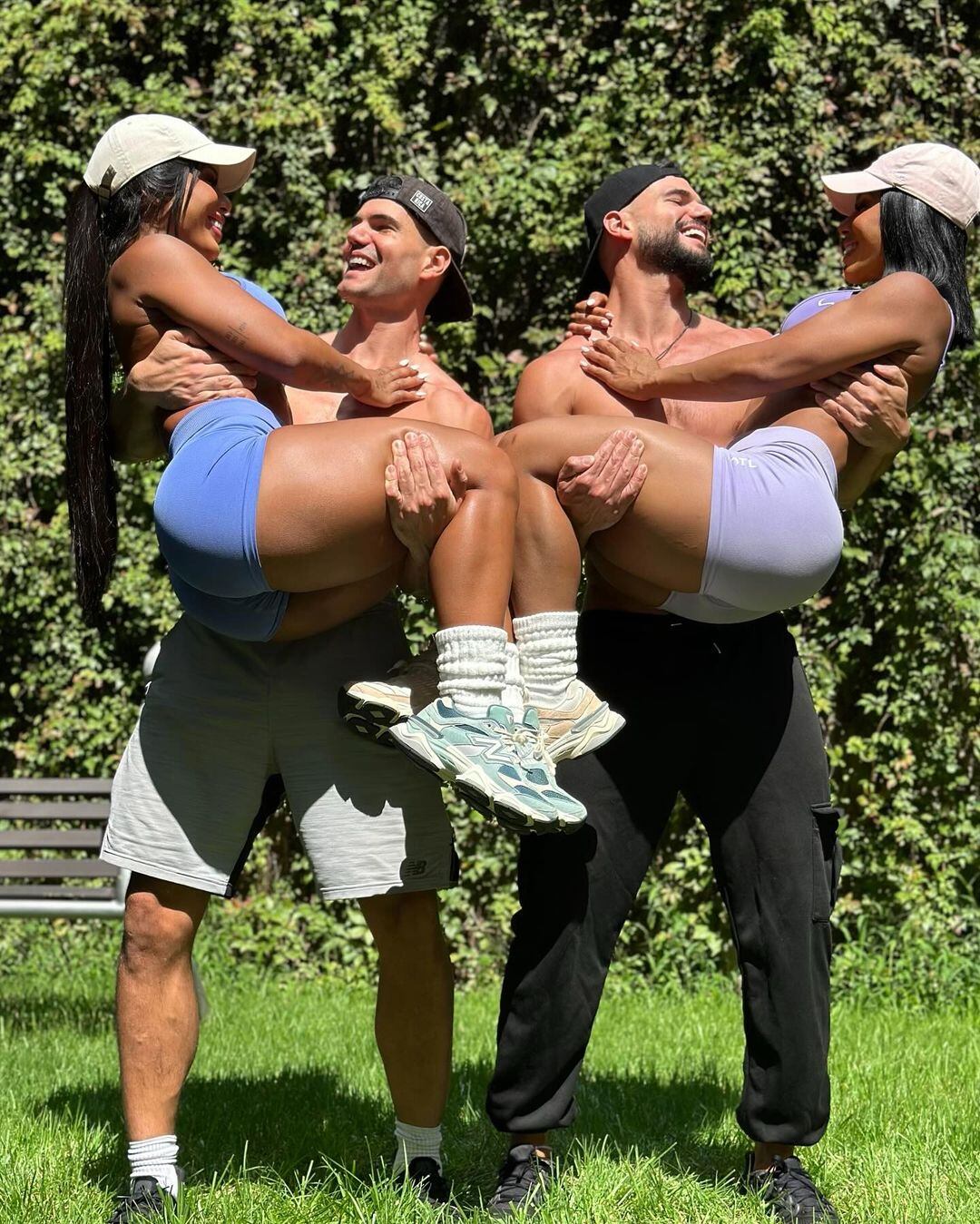 Douglas y Esteban Castillo salieron esta semana en redes muy cerquita de unas guapas y muy sexis gemelas puertorriqueñas quienes son muy famosas por razones diferentes.