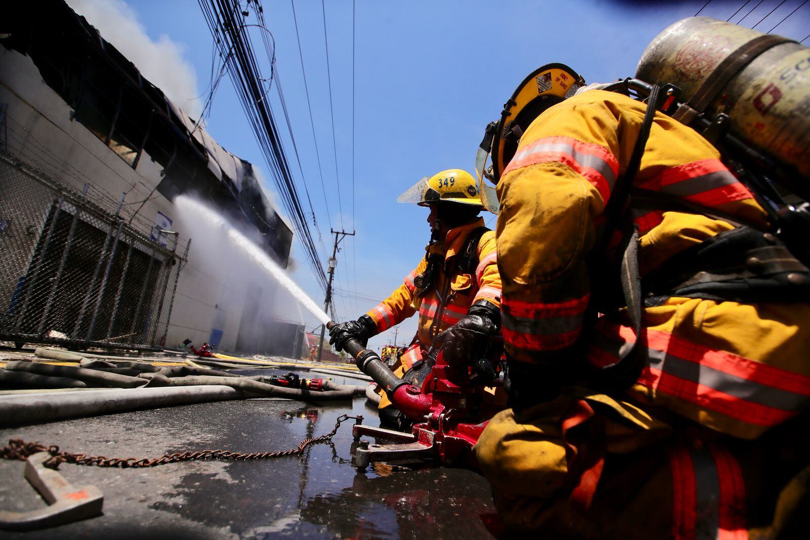 Emergencia en Cinco Esquinas de Tibás. El incendio de la bodega de materiales de Portones Salas puso en riesgo otras estructuras a 150 metros de la clínica local.