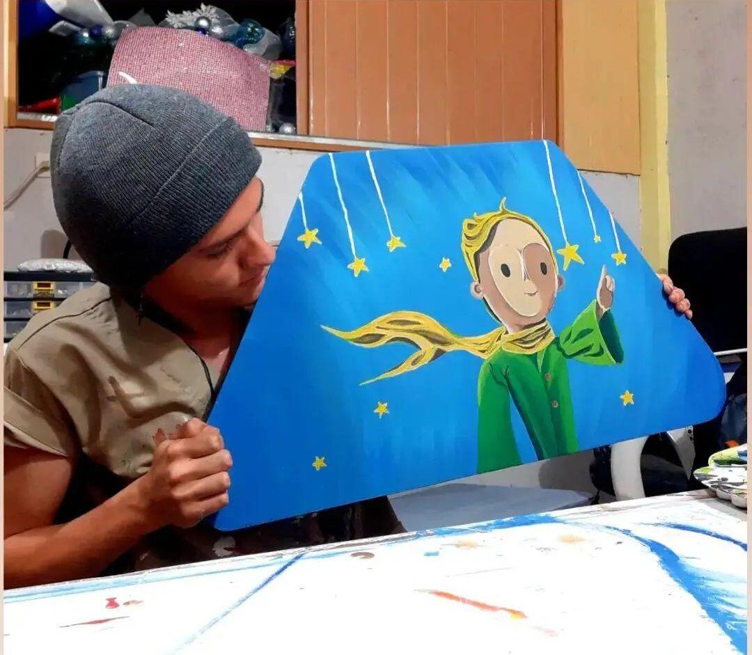 Una profesora de franceś llevó su amor por la docencia a otro nivel y permitió que un exalumno personalizara sus pupitres.