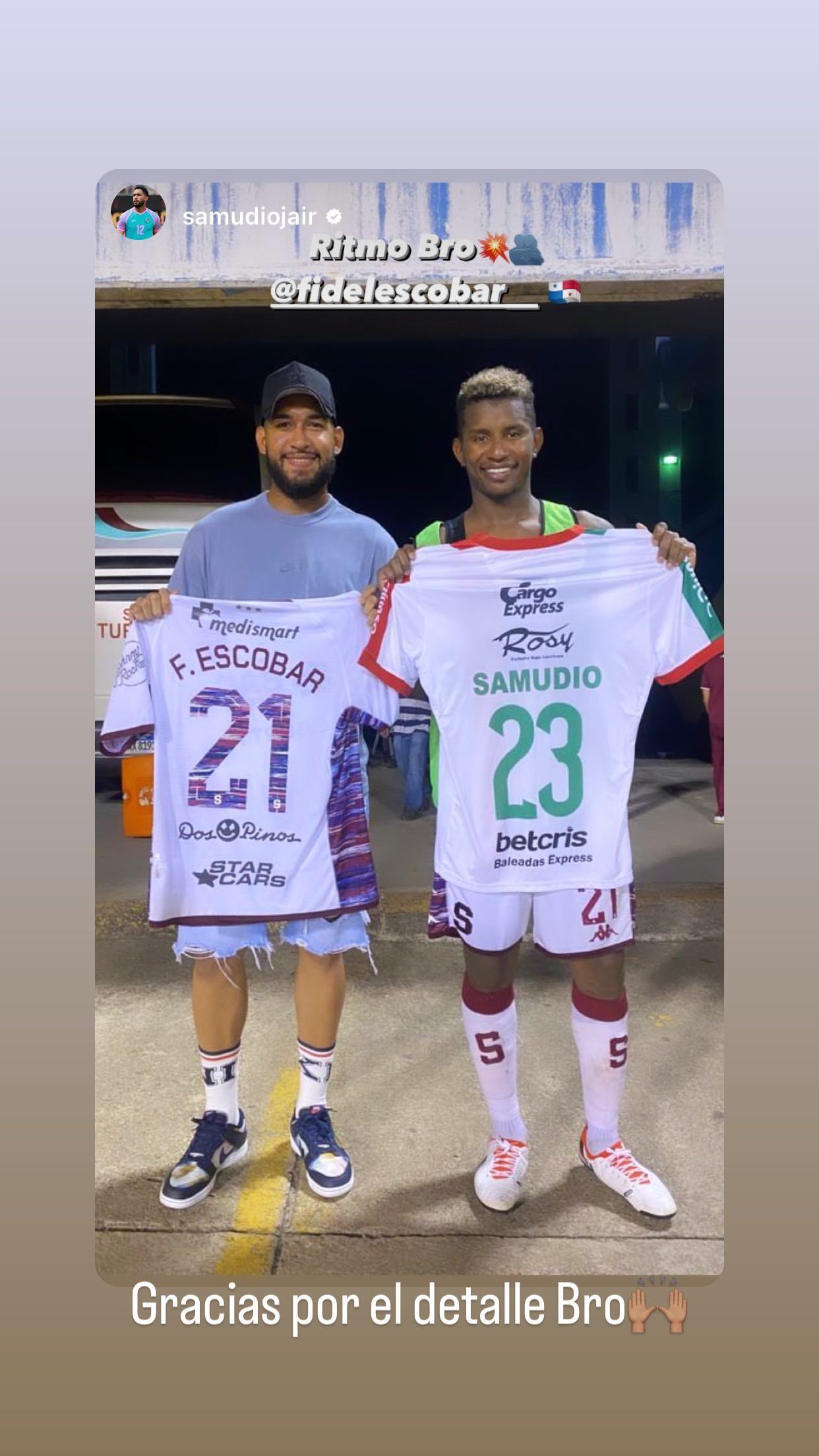 Así fue el intercambio de camisetas entre Cesar Samudio y Fidel Escobar.