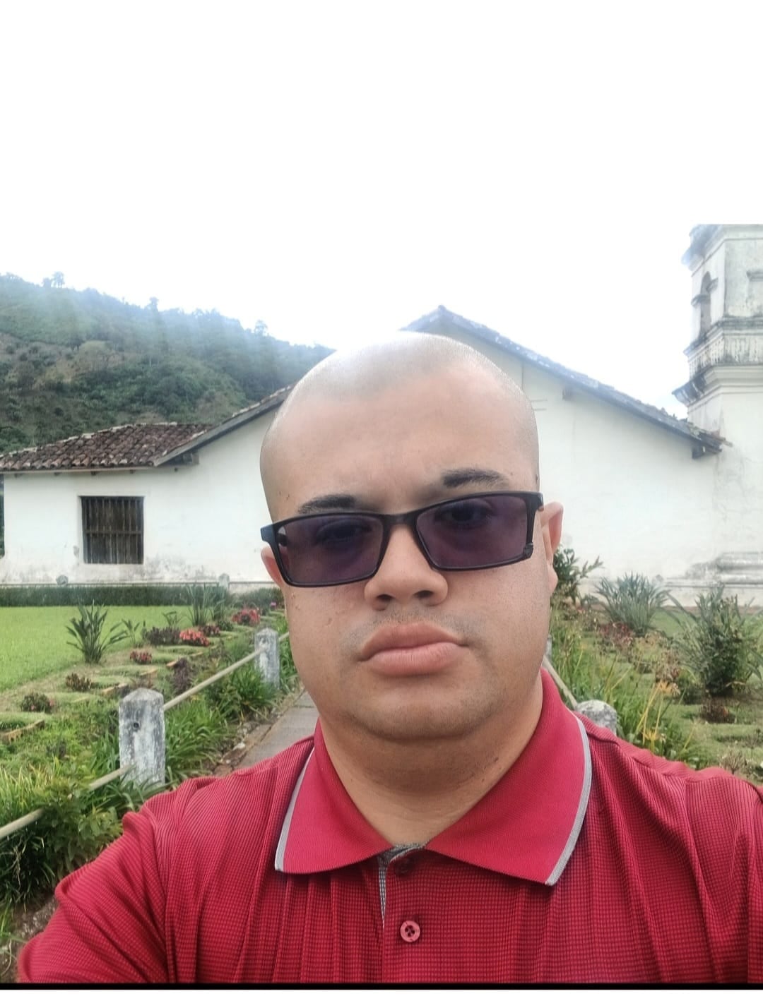 लुईस अलेजांद्रो चावेरी चावेझ, 30 वर्षांचे आणि ओरोसी डी कार्टागोचे रहिवासी, 22 वर्षे ओरोसी येथील वसाहती मंदिरात स्वयंसेवक मार्गदर्शक म्हणून काम करत होते आणि मंदिर नूतनीकरणासाठी बंद असल्यामुळे त्यांना आता आर्थिक गरज आहे.