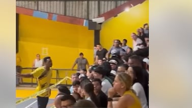 (Video) Aficionados gritaron ofensas racistas en partido de básquet nacional y la afición les dio su merecido