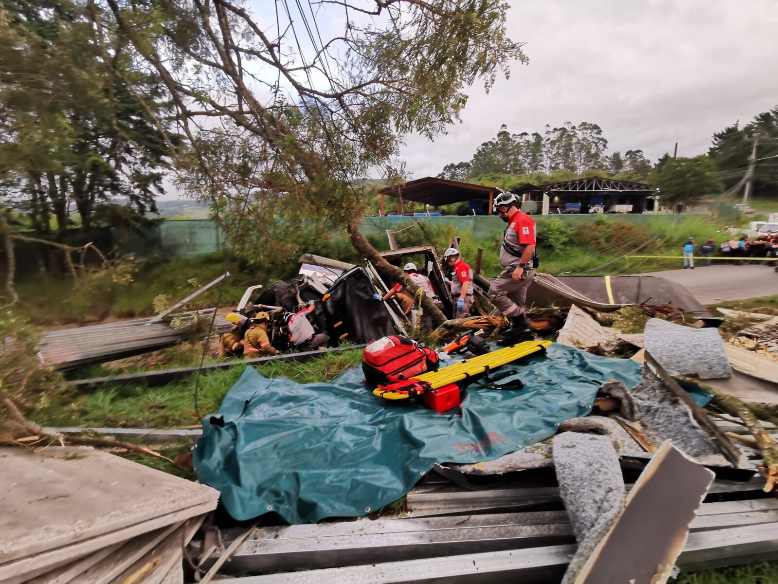 Camión accidentado en Llano Grande  de Cartago. Foto Allan Rodríguez.