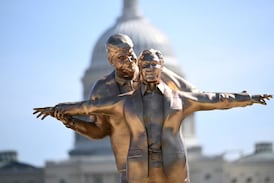 La estatua de Donald Trump y Jeffrey Epstein que le está dando la vuelta al mundo