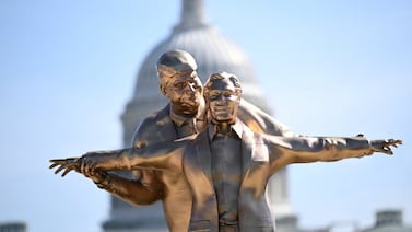 La estatua de Donald Trump y Jeffrey Epstein que le está dando la vuelta al mundo