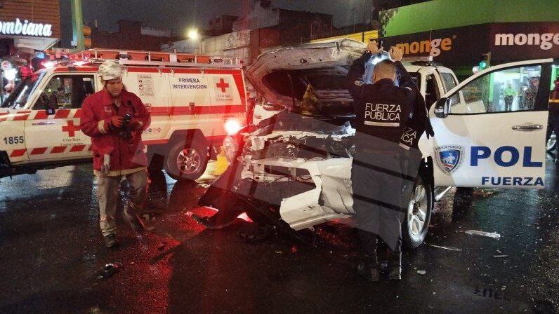 Oficiales de la Fuerza Pública que viajaban en la patrulla y custodiaban una ambulancia con un herido de la balacera en Pozos de Santa Ana, resultaron con serios golpes al ser chocados. Foto: ANI