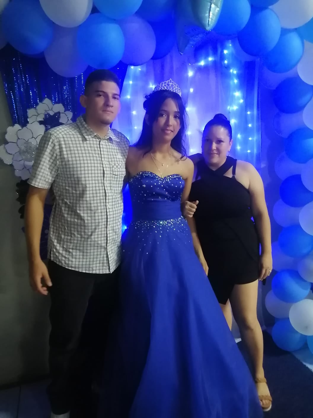 A los 17 años, Angie Zamora Carballo ya sabe lo que significa pelear por la vida. Ni el cáncer le quita el sueño de graduarse del cole y convertirse en azafata
