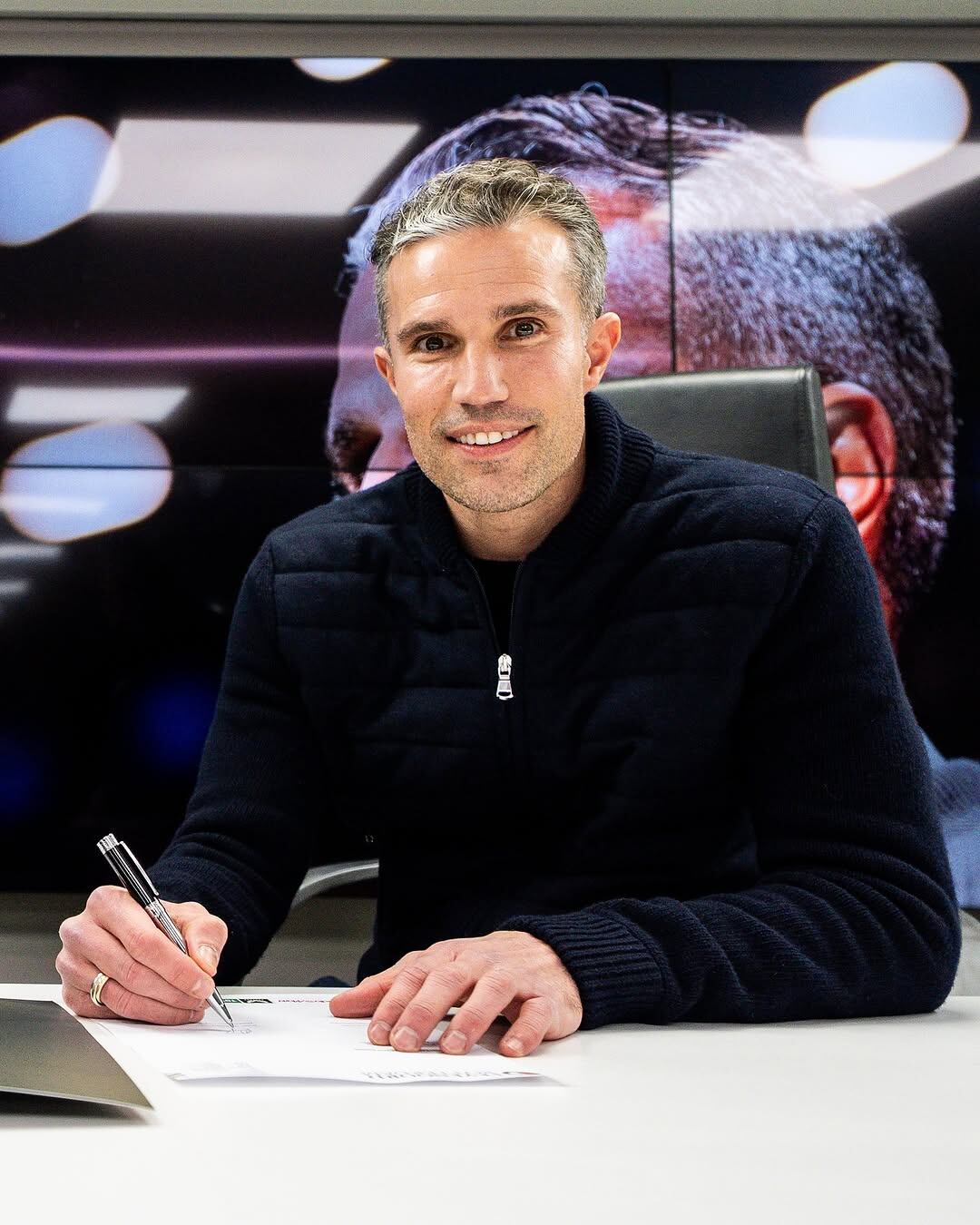 Robin van Persie, leyenda del fútbol  neerlandés fue presentado como el nuevo técnico del Feyenoord, equipo en el que juega Jeyland Mitchell. Instagram Feyenoord.