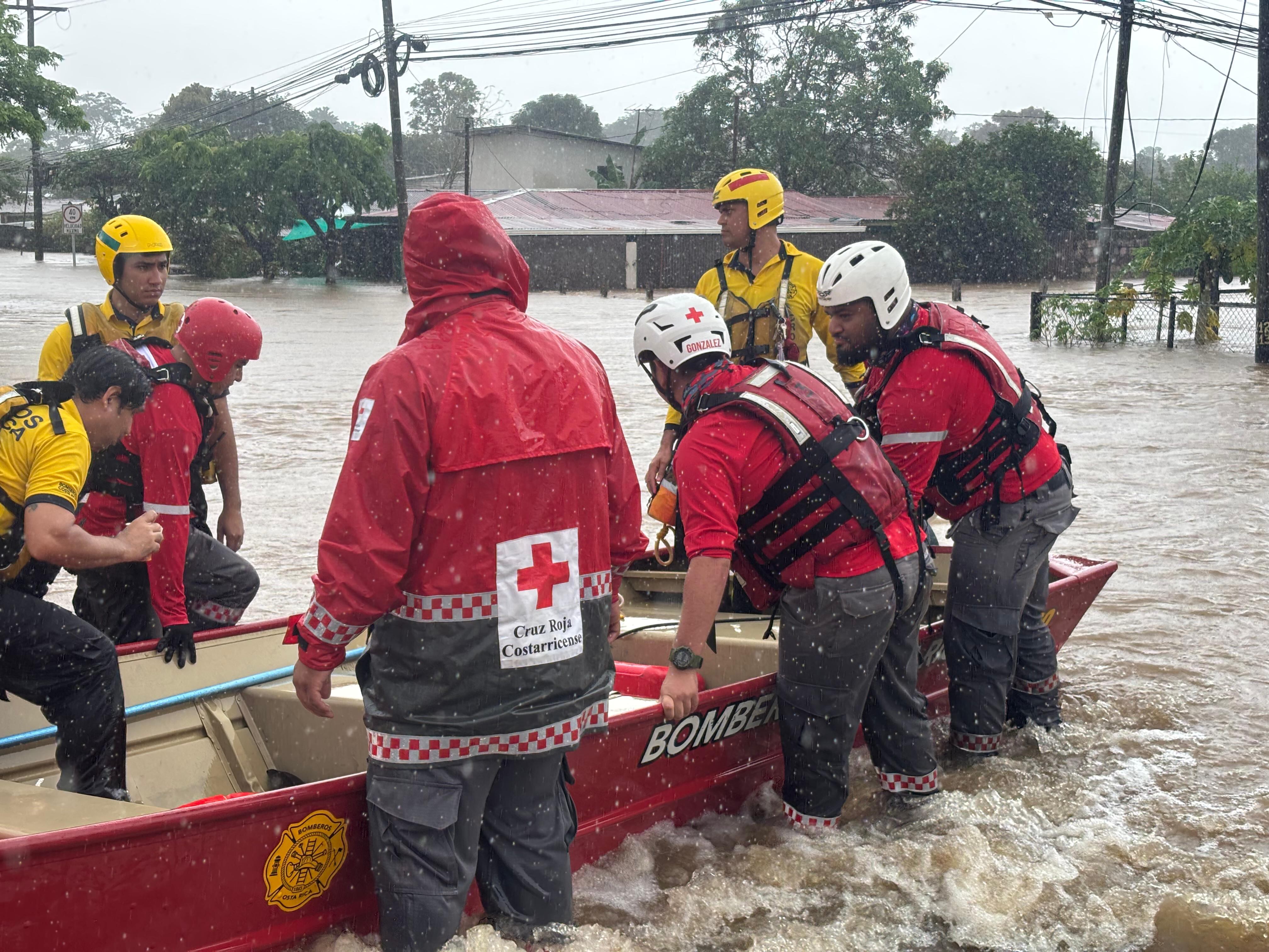 Las fuertes corrientes del agua que inundó por completo las calles en la provincia obligó a los equipos de rescate a utilizar pequeñas lanchas para desplazar a las personas y animales afectados. (Foto: cortesía Cruz Roja)