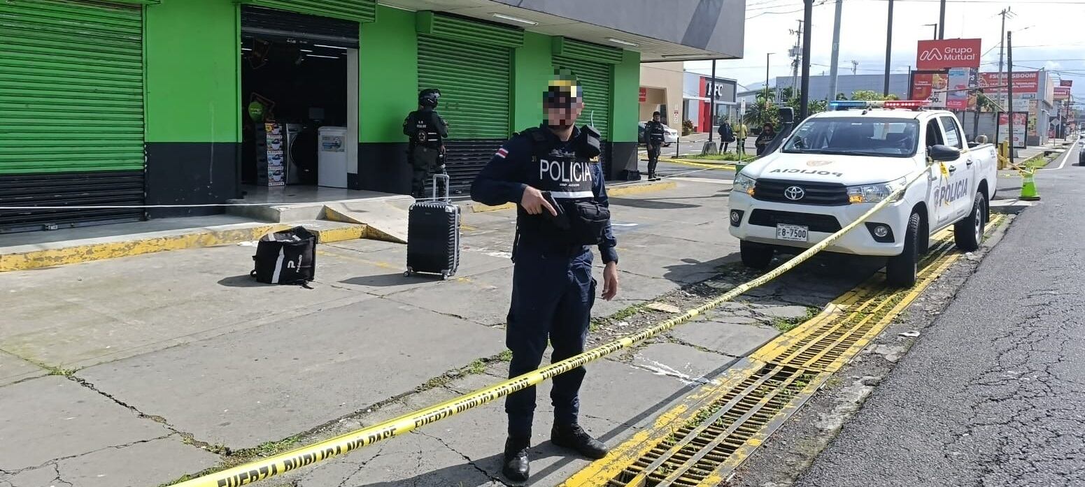 Los sospechosos asaltaron uno de los almacenes más conocidos de Tibás.