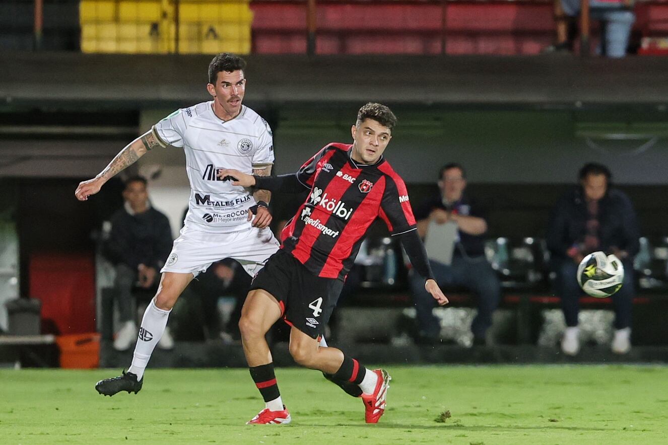 16/04/2025/ Juego entre Liga Deportiva Alajuelense vs Sporting FC por el torneo Clausura de la Liga Promerica en el estadio Alejandro Morera Soto / foto John Durán