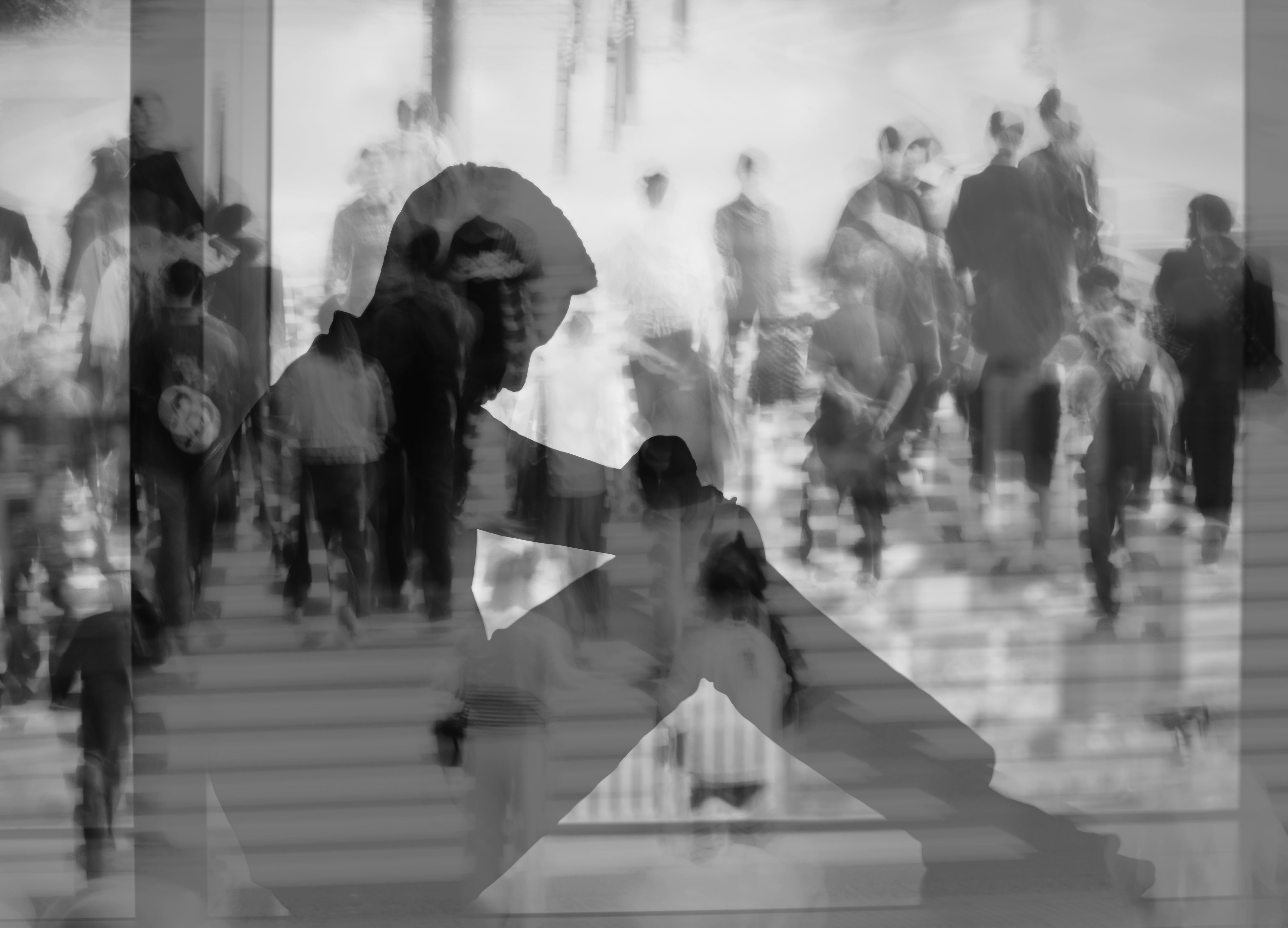 Persona deprimida sentada sola en multitud, soledad y concepto de salud mental