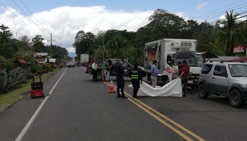 Mujer que viajaba en bicicleta con su hijo muere al ser arrollada por tráiler en Sixaola, Limón. Foto cortesía.