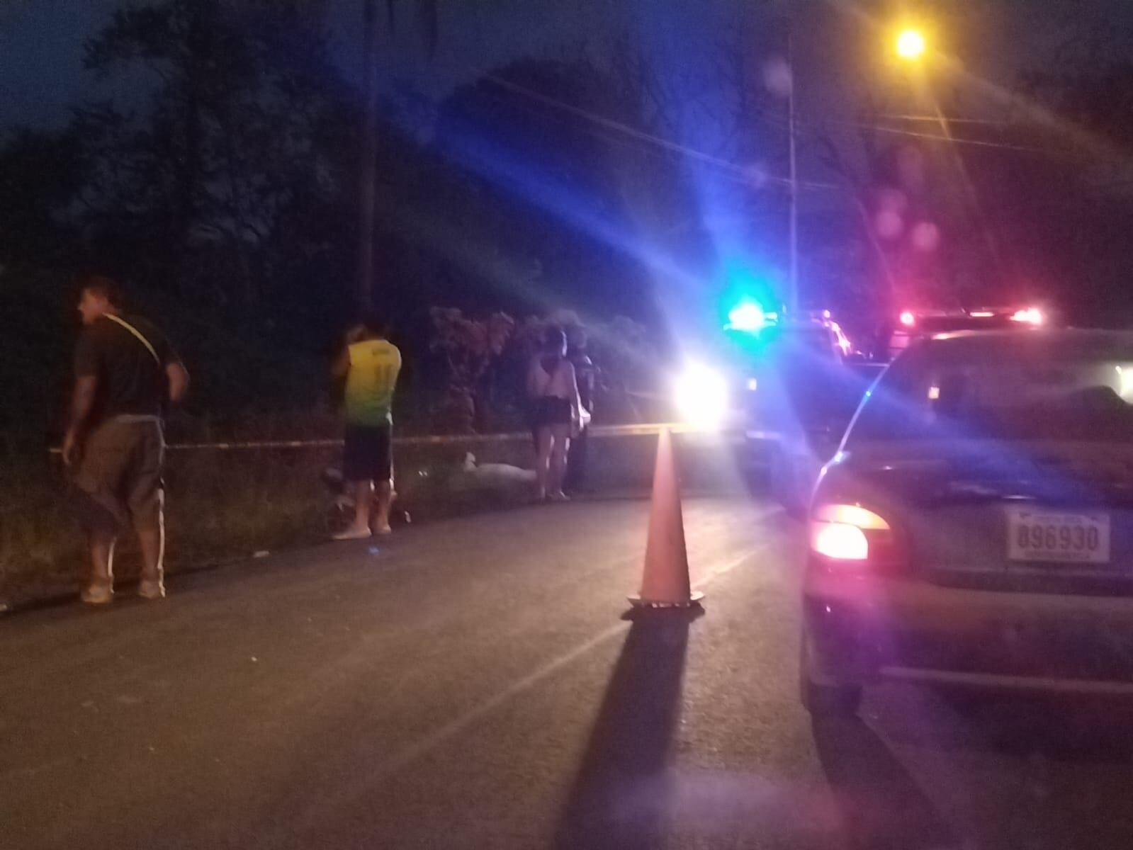 La moto en la que viajaban ambos hombres se estrelló contra un poste. Foto Paso Canoas Informa.