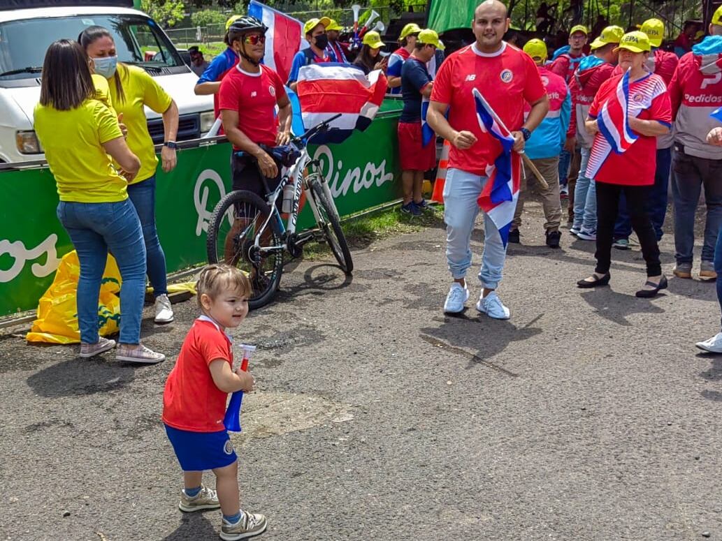El 6 de junio del 2022, a las 11:15 a.m. la selección nacional mayor masculina de fútbol viajó a Catar para disputar repechaje mundialista con Nueva Zelanda por un boleto a la copa mundo Catar 2022, la afición fue a despedir a La Sele al Proyecto Gol. En la foto, Eva Luna, un pedacito de cielo de dos años que llegó con el papá, don José David Marín y la abuelita, Gloriana Morales.