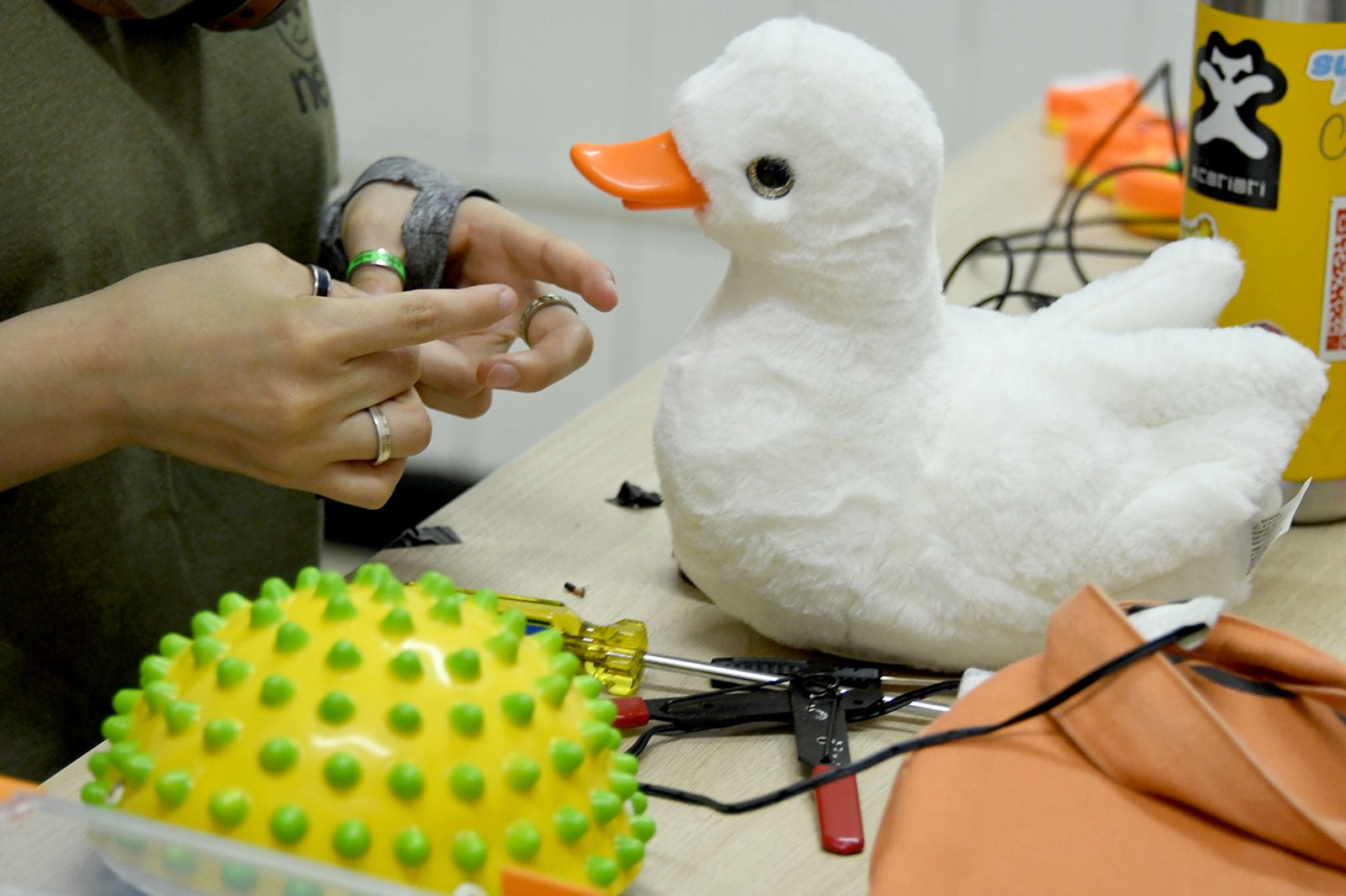 El el Hospital de Juguetes de la UCR estudiantes hacen magia con juguetes para que niños con condiciones especiales también puedan jugar
