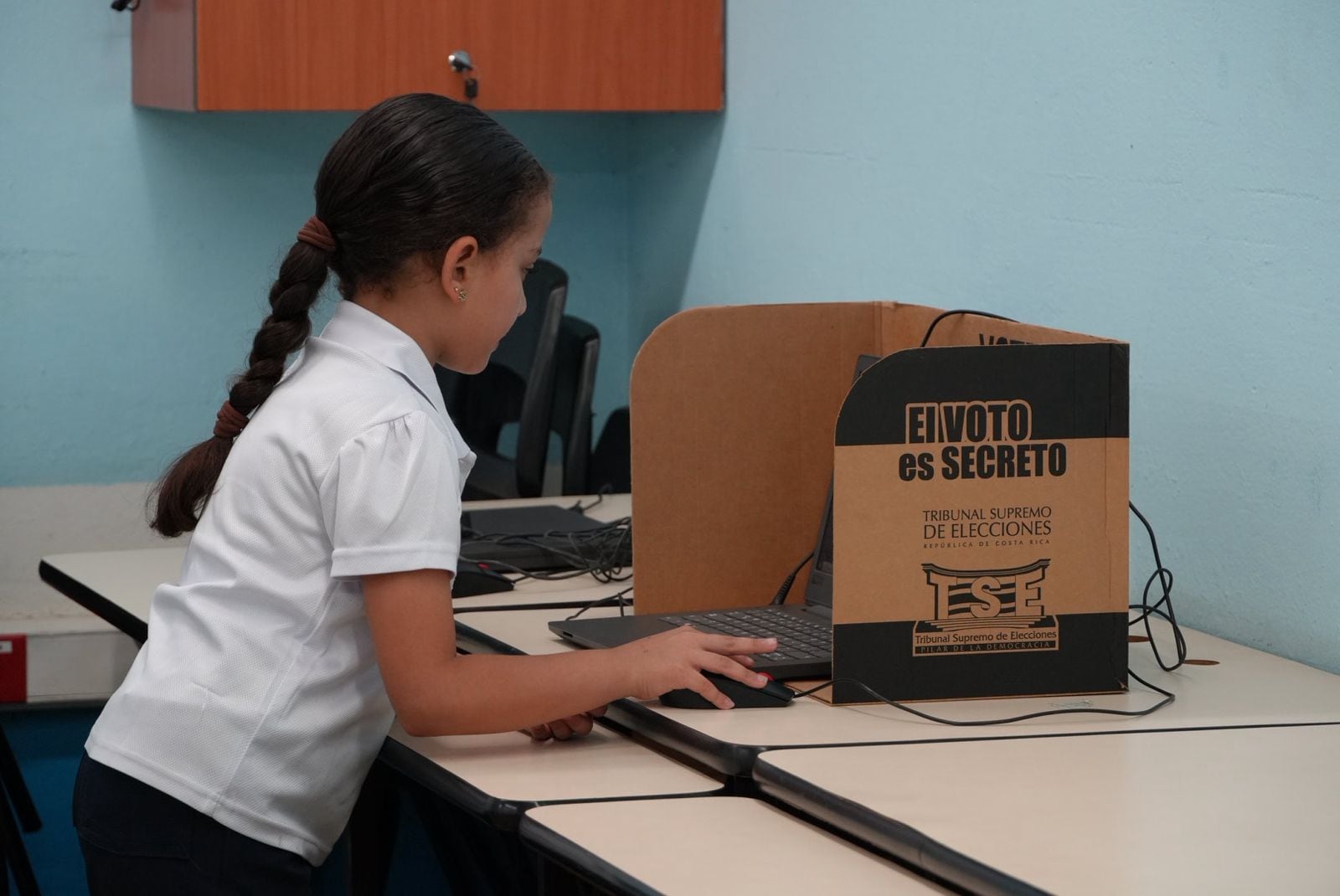 La mañana de este viernes 29 de mayo, el ministro de Educación Pública, Leonardo Sánchez Hernández, participó en la jornada electoral estudiantil de la Escuela Naciones Unidas, en San José, donde se ejerce el voto electrónico.